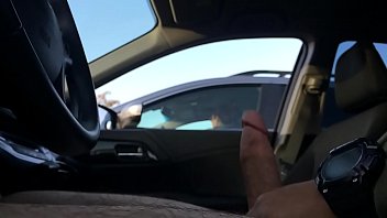 Опытная русская соска выполняет отсос молодчику у машины